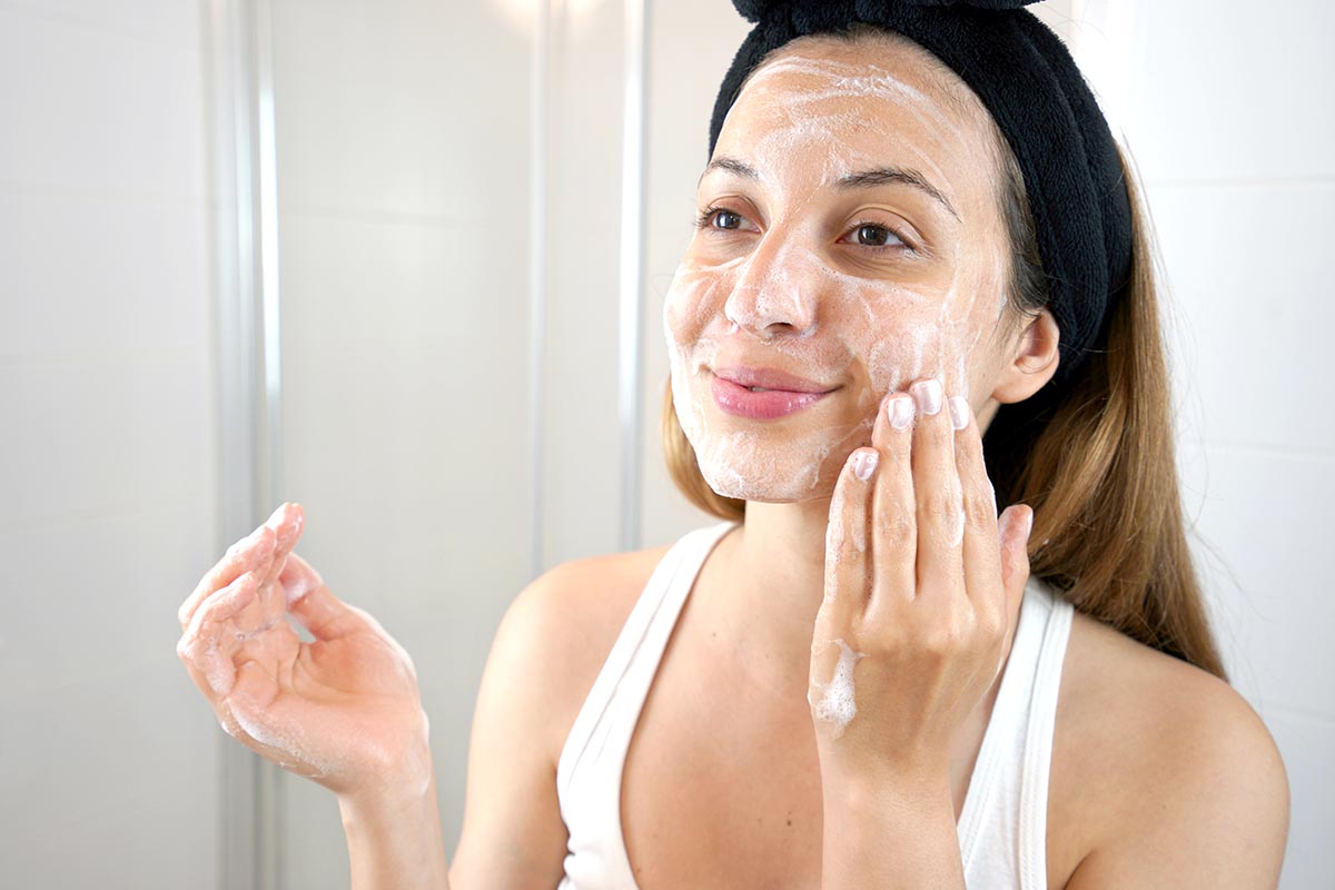 Face Cleanser vs. Exfoliator for Your Skin A Complete Guide